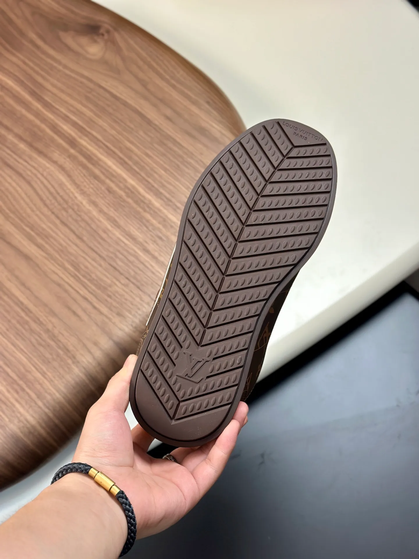 Factory direct sale ¥700💰Full set of packaging💰Top version LV-Louis Vuitton-Classic catwalk new style 1:1 developed replica of the original version! ! The upper foot is very comfortable. It is made of luxurious materials and fine workmanship. The midsole is printed with English letters "Made in Europe". The upper is made of calfskin imported from Italy. The side is decorated with the brand's LOGO and signature. The latest latex foot pads and mesh lining make the foot feel super comfortable. The original two-color TPU combination outsole is specially provided by the original factory. Bag technology Goodyear stitched edges Fabric: Exclusive custom first-layer cowhide Accessories: Exclusive private model Vuitton logo, lining: Customized silk mesh lining - first-layer silk cowhide lining Outsole: TPU combination outsole wear-resistant, non-slip and anti-yellowing Foot pads: new latex pads-mesh sweat-absorbent Counter technology: fully computerized sewing machine wire drawing Toe box back cover Hot and cold shaping Full set of pull-top last with medium and low logo pattern Counter packaging - Shoelaces, certificates, cards, instructions, certificates of quality, dust bags, the most comprehensive packaging on the Internet, men's size 339-44 (38/45 custom-made, non-refundable!